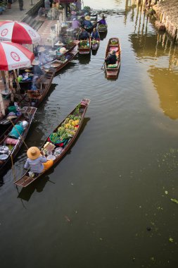 Samut Songkhram, Tayland - Fabruary 4, 2017: Şaka Suüstü pazarı 4 Şubat 2017 yılında Samut Songkhram, Tayland tarihinde Ampahwa. Şaka hakiki ve büyüleyici bir geleneksel Tay yüzen Pazar görülmektedir.
