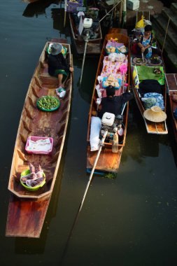 Samut Songkhram, Tayland - Fabruary 4, 2017: Şaka Suüstü pazarı 4 Şubat 2017 yılında Samut Songkhram, Tayland tarihinde Ampahwa. Şaka hakiki ve büyüleyici bir geleneksel Tay yüzen Pazar görülmektedir.
