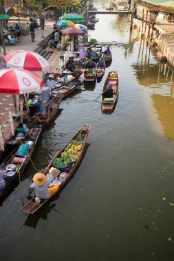 Samut Songkhram, Tayland - Fabruary 4, 2017: Şaka Suüstü pazarı 4 Şubat 2017 yılında Samut Songkhram, Tayland tarihinde Ampahwa. Şaka hakiki ve büyüleyici bir geleneksel Tay yüzen Pazar görülmektedir.