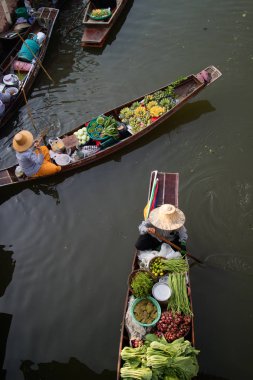Şaka hakiki ve büyüleyici bir geleneksel Tay yüzen Pazar görülmektedir.