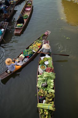Şaka hakiki ve büyüleyici bir geleneksel Tay yüzen Pazar görülmektedir.