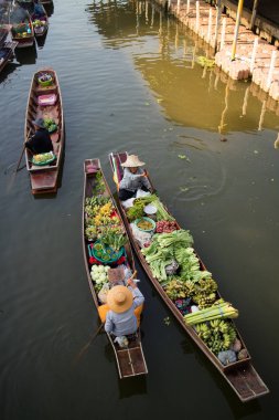 Samut Songkhram, Tayland - Fabruary 4, 2017: Şaka Suüstü pazarı 4 Şubat 2017 yılında Samut Songkhram, Tayland tarihinde Ampahwa. Şaka hakiki ve büyüleyici bir geleneksel Tay yüzen Pazar görülmektedir.
