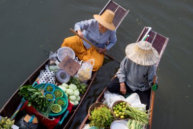 Şaka hakiki ve büyüleyici bir geleneksel Tay yüzen Pazar görülmektedir.