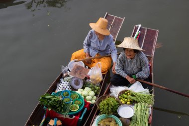 Samut Songkhram, Tayland - Fabruary 4, 2017: Şaka Suüstü pazarı 4 Şubat 2017 yılında Samut Songkhram, Tayland tarihinde Ampahwa. Şaka hakiki ve büyüleyici bir geleneksel Tay yüzen Pazar görülmektedir.