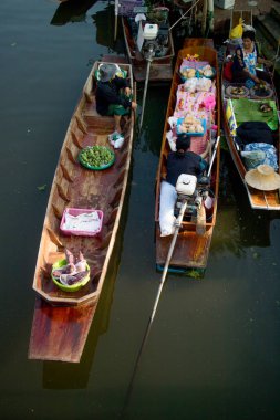 Samut Songkhram, Tayland - Fabruary 4, 2017: Şaka Suüstü pazarı 4 Şubat 2017 yılında Samut Songkhram, Tayland tarihinde Ampahwa. Şaka hakiki ve büyüleyici bir geleneksel Tay yüzen Pazar görülmektedir.