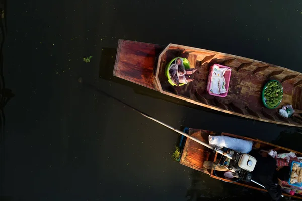 Şaka hakiki ve büyüleyici bir geleneksel Tay yüzen Pazar görülmektedir.