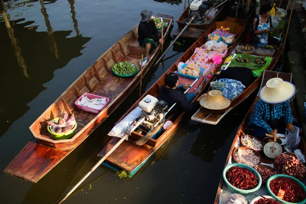 Samut Songkhram, Tayland - Fabruary 4, 2017: Şaka Suüstü pazarı 4 Şubat 2017 yılında Samut Songkhram, Tayland tarihinde Ampahwa. Şaka hakiki ve büyüleyici bir geleneksel Tay yüzen Pazar görülmektedir.