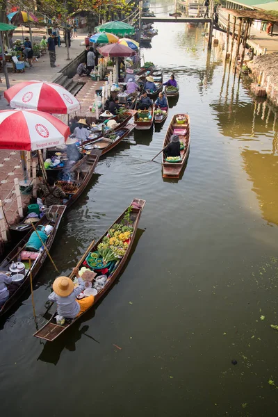 Samut Songkhram, Tayland - Fabruary 4, 2017: Şaka Suüstü pazarı 4 Şubat 2017 yılında Samut Songkhram, Tayland tarihinde Ampahwa. Şaka hakiki ve büyüleyici bir geleneksel Tay yüzen Pazar görülmektedir.