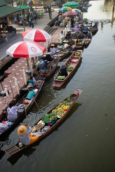 Samut Songkhram, Tayland - Fabruary 4, 2017: Şaka Suüstü pazarı 4 Şubat 2017 yılında Samut Songkhram, Tayland tarihinde Ampahwa. Şaka hakiki ve büyüleyici bir geleneksel Tay yüzen Pazar görülmektedir.