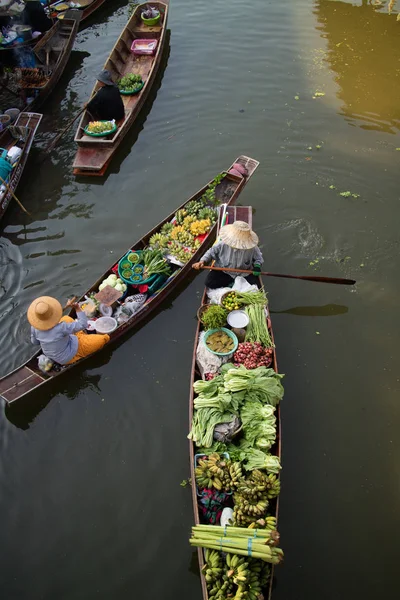 Şaka hakiki ve büyüleyici bir geleneksel Tay yüzen Pazar görülmektedir.