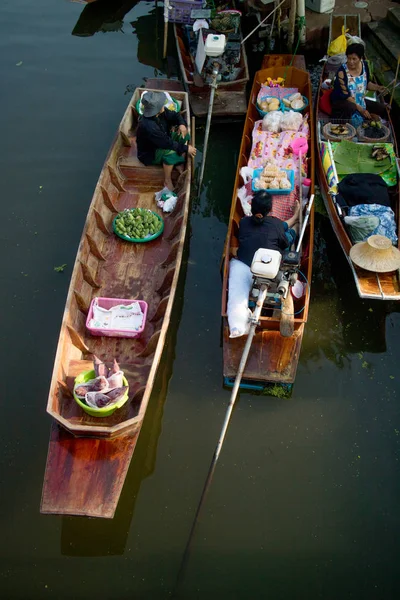 Samut Songkhram, Tayland - Fabruary 4, 2017: Şaka Suüstü pazarı 4 Şubat 2017 yılında Samut Songkhram, Tayland tarihinde Ampahwa. Şaka hakiki ve büyüleyici bir geleneksel Tay yüzen Pazar görülmektedir.
