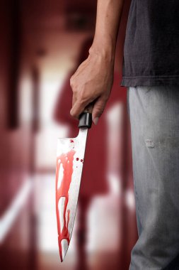 Büyük keskin bıçak ile hazır soygundan veya kırpma yoluyla içinde izole bir cinayet işlemek için kötü ceza