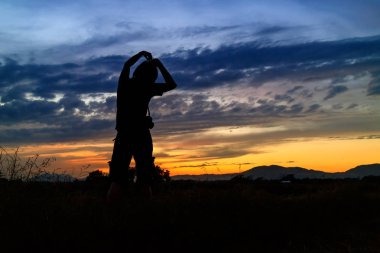 Başarı birlikte, silhouette kadın ve gün batımı ile güzel alacakaranlık izin
