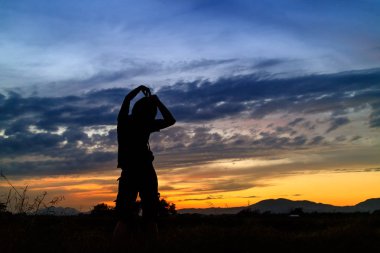 Başarı birlikte, silhouette kadın ve gün batımı ile güzel alacakaranlık izin