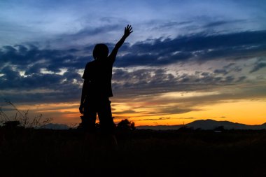 Başarı birlikte, silhouette kadın ve gün batımı ile güzel alacakaranlık izin