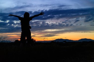 Başarı birlikte, silhouette kadın ve gün batımı ile güzel alacakaranlık izin