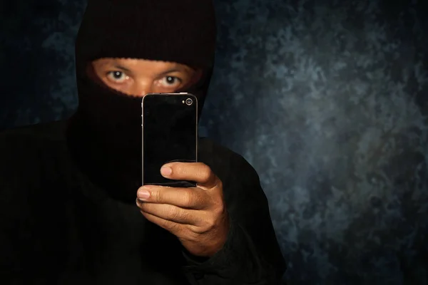 Akıllı telefon soygundan ya da bir cinayet işlemeye hazır siyah kötü suçlu