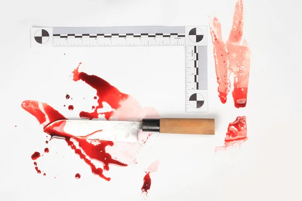 Beyaz blackground kanıtlara kötü suçlu