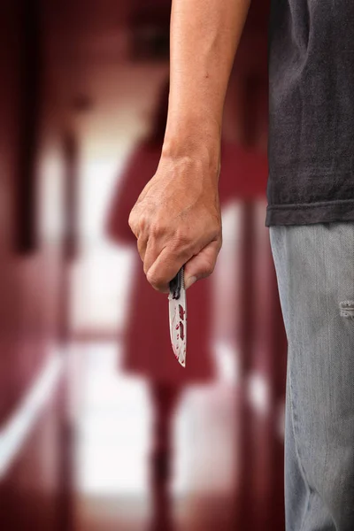 Büyük keskin bıçak ile hazır soygundan veya kırpma yoluyla içinde izole bir cinayet işlemek için kötü ceza