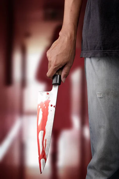 Büyük keskin bıçak ile hazır soygundan veya kırpma yoluyla içinde izole bir cinayet işlemek için kötü ceza