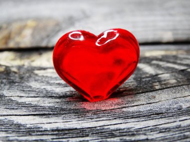 kristal mücevher yakut kalp seviyorum Sevgililer günü ahşap arka plan üzerinde