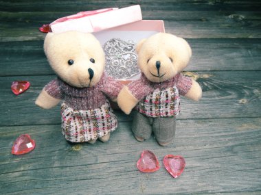 Sevgililer günü kalpleri hediye kutusu oyuncak ayı ahşap arka plan üzerinde ile kompozisyon seviyorum