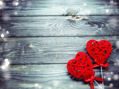 Sevgililer günü kırmızı kalp hediye kopya alanı ahşap arka plan üzerinde seviyorum