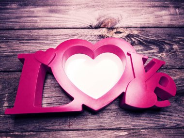 tebrik kartı vintage ahşap zemin üzerine yürekleri Sevgililer günü aşk ve uzay kopyalayın