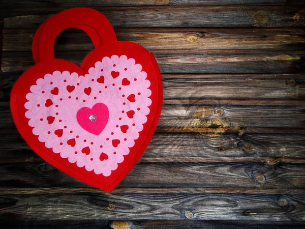 贺卡爱情人节与心脏在老式木背景和复制空间 — 图库照片