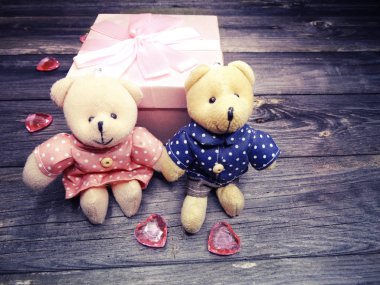 Sevgililer günü kalpleri hediye kutusu oyuncak ayı ahşap arka plan üzerinde ile kompozisyon seviyorum