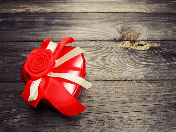 爱情人节礼物盒与心脏在木背景 — 图库照片