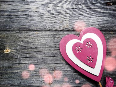 Sevgililer günü vintage ahşap zemin üzerine yürekleri aşk tebrik kartı 