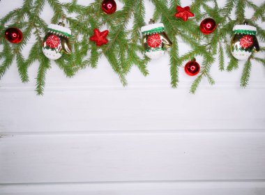 Beyaz ahşap tahta ışıkları Noel arka plan ve köknar dalı bezemeli çelenk