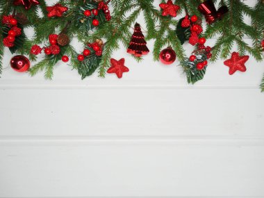 Beyaz ahşap tahta ışıkları Noel arka plan ve köknar dalı bezemeli çelenk