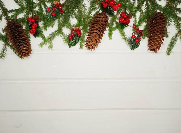 Tło Szyszki Dekorację Świąteczną Gałęzi Jodły Biały Deska Drewniana — Zdjęcie stockowe