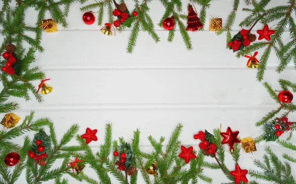 Weihnachten Hintergrund Und Dekoration Mit Tannenzweigen Girlanden Lichter Auf Weißem — Stockfoto