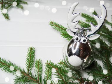 Beyaz ahşap tahta ışıkları Noel arka plan ve köknar dalı bezemeli çelenk