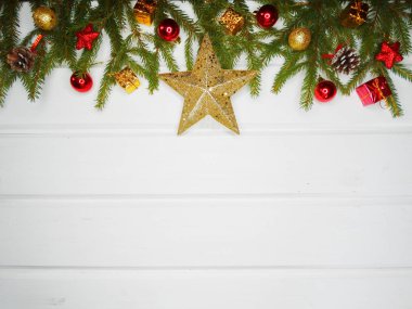 Beyaz ahşap tahta ışıkları Noel arka plan ve köknar dalı bezemeli çelenk