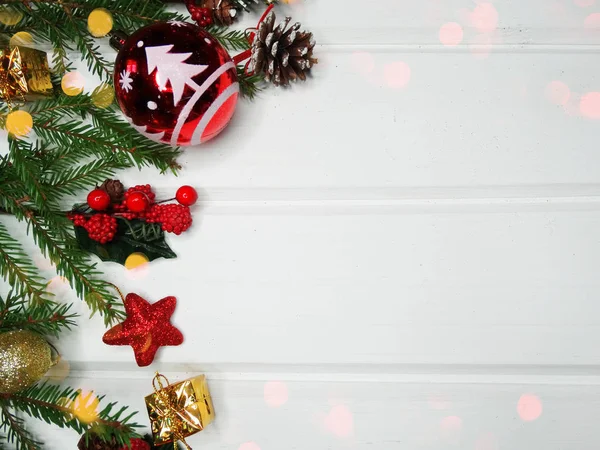 Weihnachten Hintergrund Und Dekoration Mit Tannenzweigen Girlanden Lichter Auf Weißem — Stockfoto