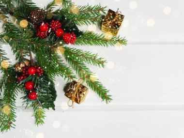 Beyaz ahşap tahta ışıkları Noel arka plan ve köknar dalı bezemeli çelenk