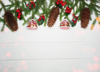 Beyaz ahşap tahta ışıkları Noel arka plan ve köknar dalı bezemeli çelenk