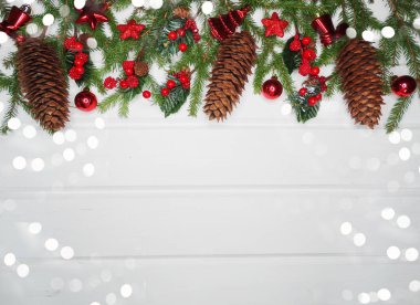 Beyaz ahşap tahta ışıkları Noel arka plan ve köknar dalı bezemeli çelenk