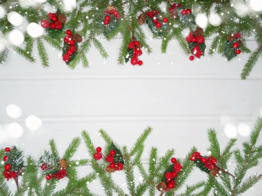 Beyaz ahşap tahta ışıkları Noel arka plan ve köknar dalı bezemeli çelenk