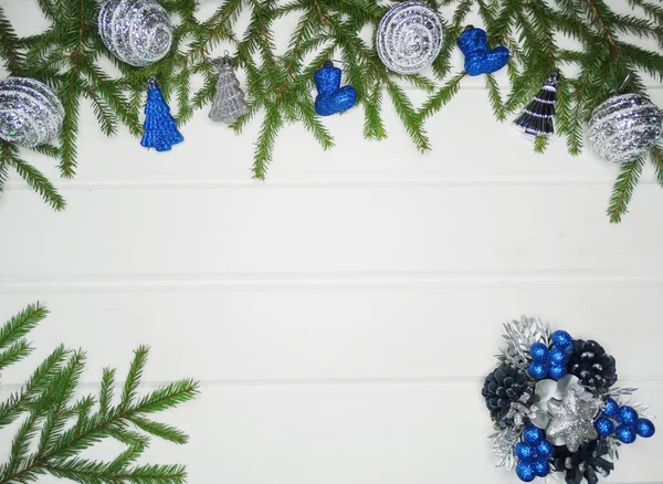 Weihnachten Hintergrund Und Dekoration Mit Tannenzweigen Girlanden Lichter Auf Weißem — Stockfoto