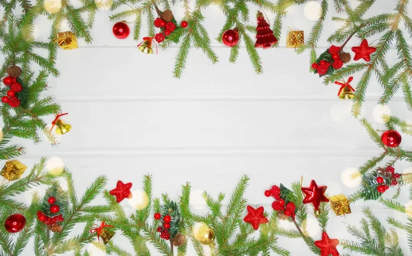 Boże Narodzenie Podłoże Dekoracje Gałęzi Jodły Wianek Światła Biały Deska — Zdjęcie stockowe