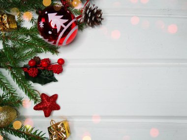 Beyaz ahşap tahta ışıkları Noel arka plan ve köknar dalı bezemeli çelenk