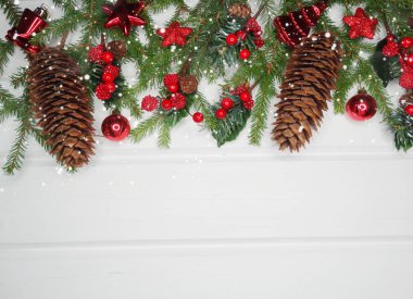 Beyaz ahşap tahta ışıkları Noel arka plan ve köknar dalı bezemeli çelenk