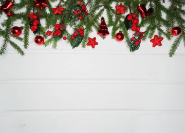 Beyaz ahşap tahta ışıkları Noel arka plan ve köknar dalı bezemeli çelenk