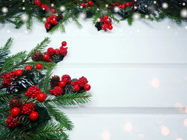 Kerstdecoratie Met Garland Lichten Fir Takken Achtergrond — Stockfoto