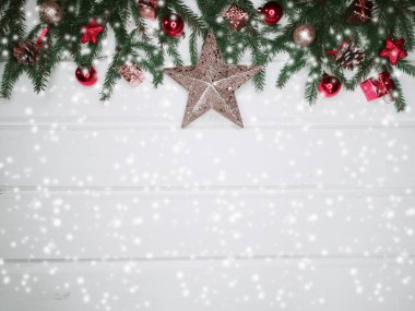 Beyaz ahşap tahta ışıkları Noel arka plan ve köknar dalı bezemeli çelenk